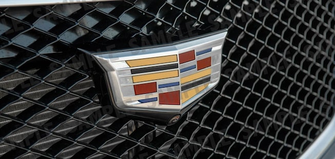 Emblema en la parrilla de lujo de tu SUV mediana, Cadillac XT5 2023